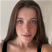 Universitaria con entusiasmo por cuidar o ayudar con los estudios escolares y el inglés a niños y adolescentes